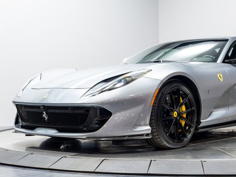 Used 2018 Ferrari 812 Superfast RWD image 4