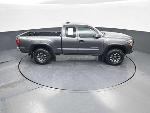 Used 2018 Toyota Tacoma TRD Off-Road image 33