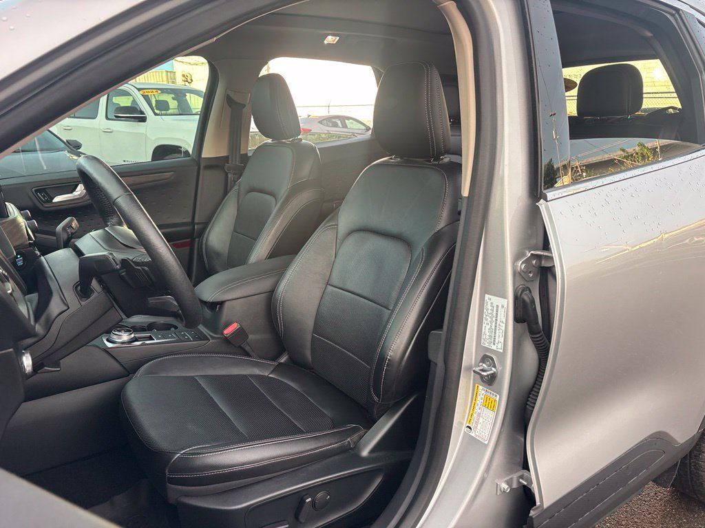 Used 2020 Ford Escape Titanium w/ Titanium Premium Package 2.0 AWD/4WD image 10
