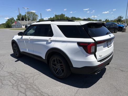 Used 2025 Ford Explorer ST AWD/4WD image 6