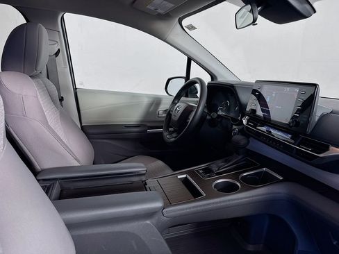 Used 2024 Toyota Sienna LE image 37