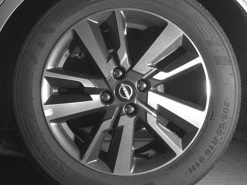 Used 2025 Nissan Versa SV FWD image 17
