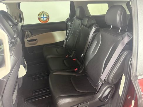 Used 2023 Kia Carnival LX FWD image 12