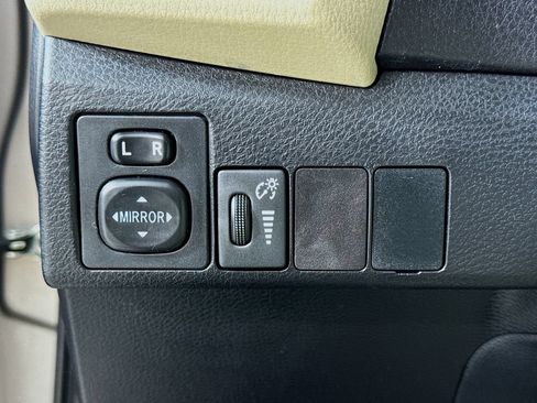 Used 2016 Toyota Corolla LE FWD image 16