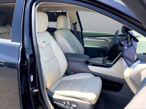 Used 2017 Cadillac XT5 Premium Luxury FWD image 9