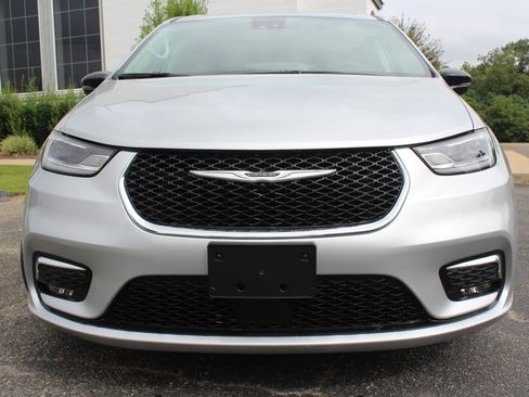 Used 2024 Chrysler Pacifica Select image 11