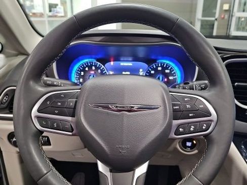 Used 2024 Chrysler Pacifica Touring-L image 14