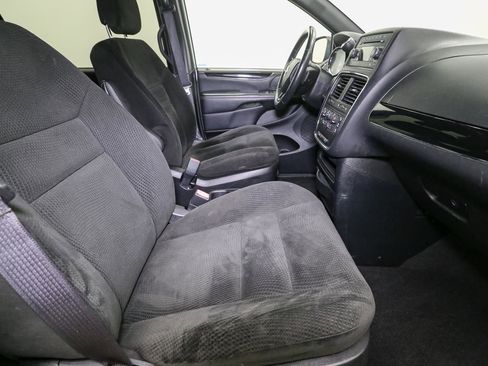 Used 2016 Dodge Grand Caravan SE image 18