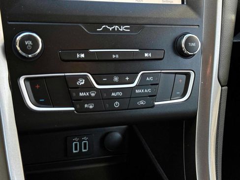 Used 2019 Ford Fusion SE image 17