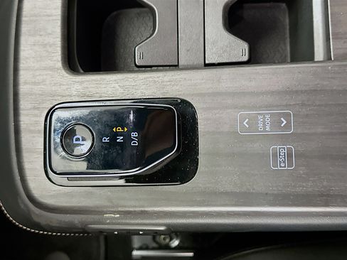 Used 2024 Nissan Ariya AWD image 25