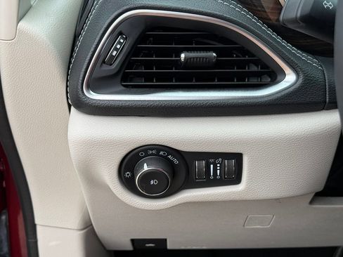 Used 2023 Chrysler Pacifica Limited w/ Uconnect Theater Family Group AWD/4WD image 18