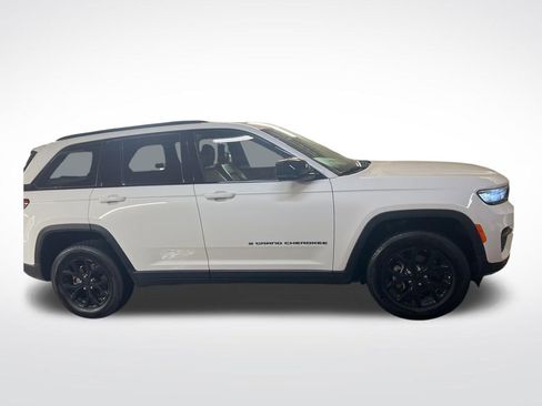 Used 2024 Jeep Grand Cherokee Altitude AWD/4WD image 7