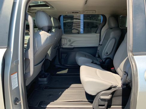 Used 2022 Toyota Sienna XLE AWD/4WD image 27