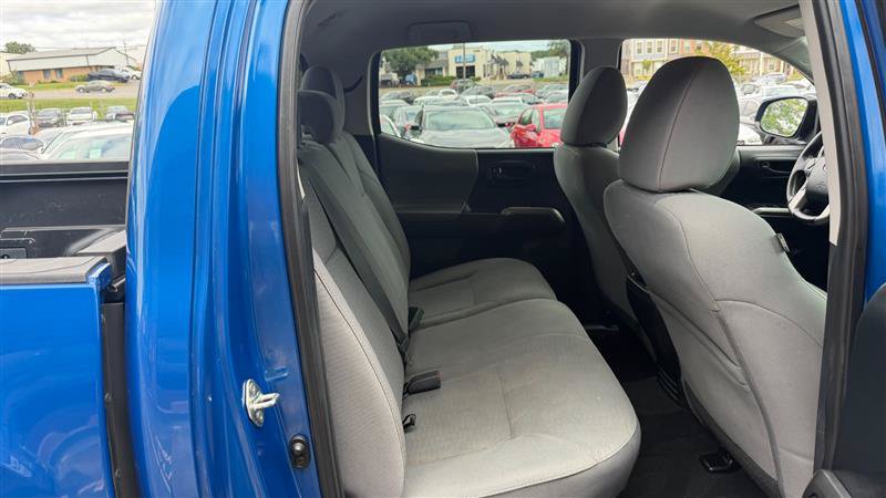 Used 2017 Toyota Tacoma SR5 AWD/4WD image 9