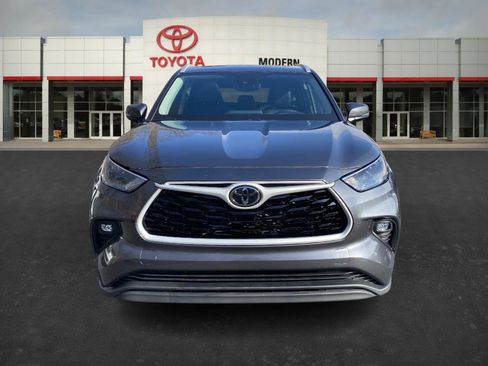 Certified 2025 Toyota Highlander XLE image 2