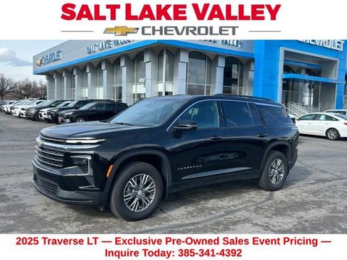 Used 2025 Chevrolet Traverse LT w/ Driver Confidence Package image 1