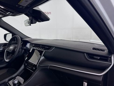 New 2025 Jeep Grand Cherokee Laredo image 28