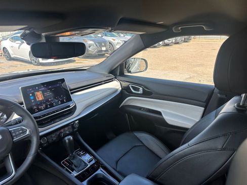 Used 2025 Jeep Compass Limited image 35