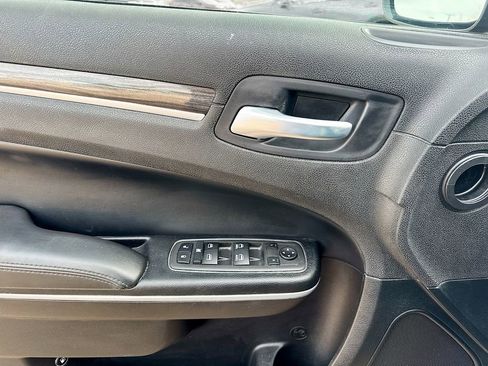 Used 2022 Chrysler 300 Touring w/ Sport Appearance Package image 17