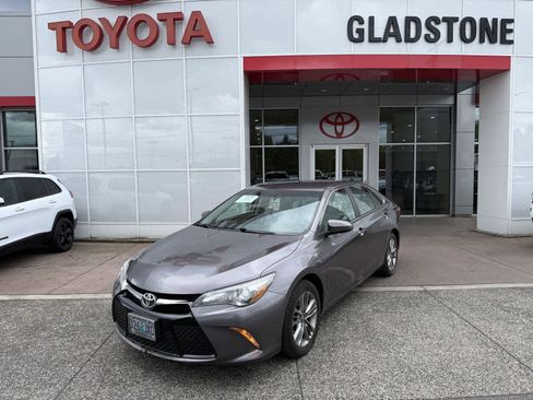 Used 2017 Toyota Camry SE FWD image 1