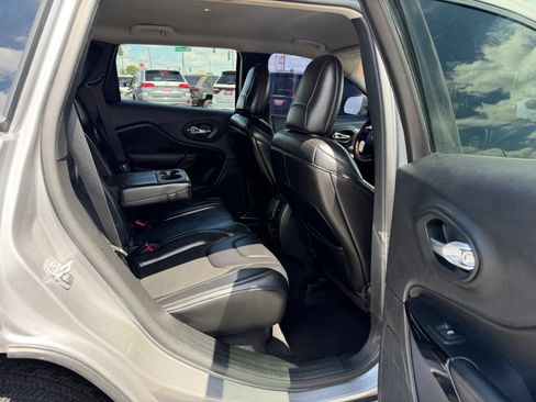 Used 2019 Jeep Cherokee Latitude Plus FWD image 9