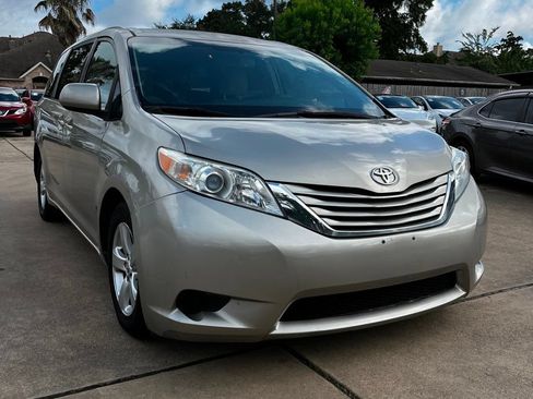 Used 2015 Toyota Sienna LE FWD image 4