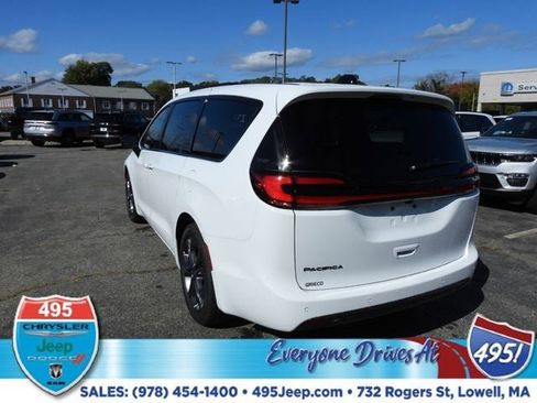 New 2026 Chrysler Pacifica Select image 3