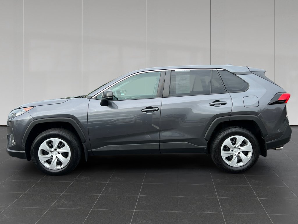 Used 2022 Toyota RAV4 LE AWD/4WD image 2