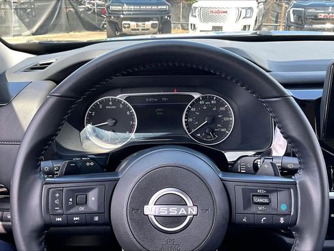 Used 2025 Nissan Pathfinder SV image 25