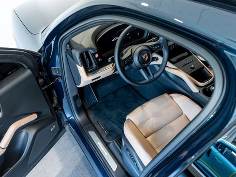 Certified 2025 Porsche Cayenne AWD/4WD image 4