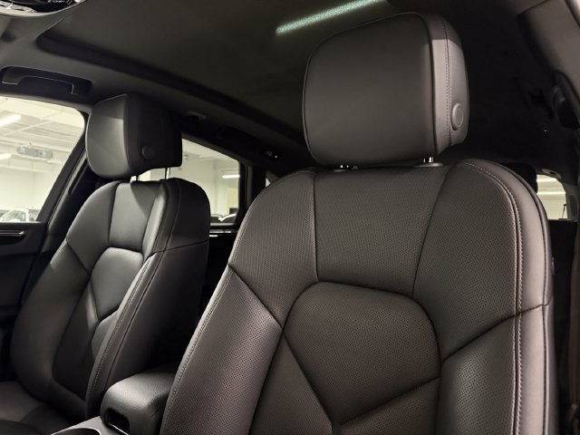 Certified 2026 Porsche Macan AWD/4WD image 28