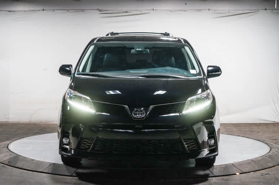 Used 2018 Toyota Sienna SE w/ Carpet Mat Package FWD image 6