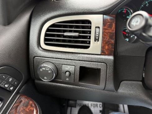 Used 2013 GMC Yukon XL Denali image 29