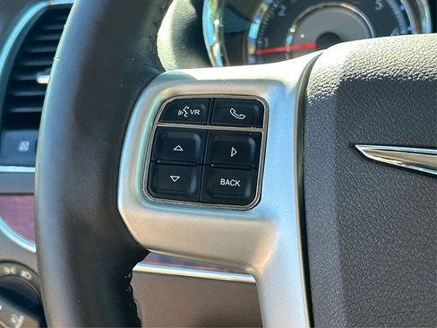 Used 2016 Chrysler Town & Country Touring-L image 31