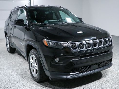 Used 2024 Jeep Compass Latitude AWD/4WD image 5