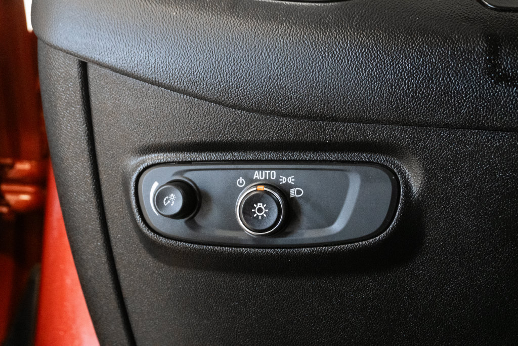 Used 2020 Chevrolet Equinox LS w/ LS Convenience Package FWD image 21