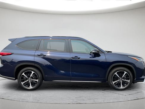 Used 2022 Toyota Highlander XSE AWD/4WD image 2