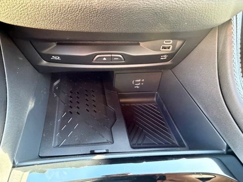New 2026 Chrysler Pacifica Limited w/ Uconnect Theater Family Group FWD image 22