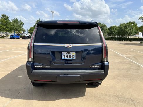Used 2017 Cadillac Escalade Luxury RWD image 11