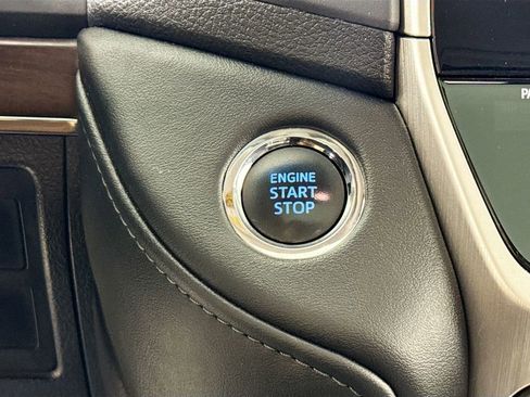 Used 2016 Toyota Land Cruiser image 17