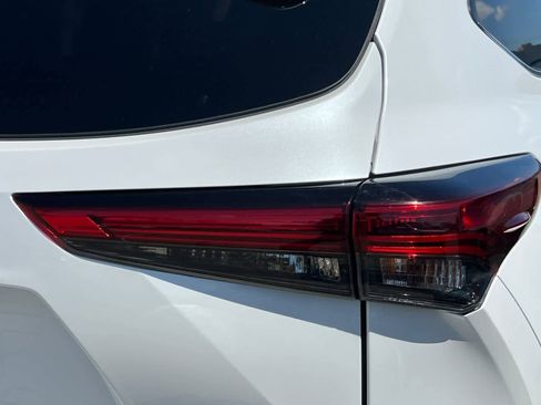 Used 2022 Toyota Highlander XLE AWD/4WD image 18