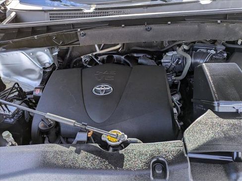 Used 2017 Toyota Highlander SE image 26