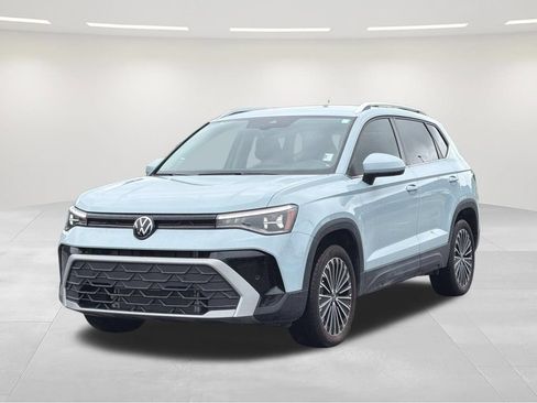 Used 2025 Volkswagen Taos SE FWD image 1