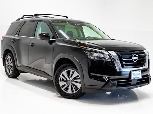 Used 2023 Nissan Pathfinder SV w/ SV Premium Package AWD/4WD image 6