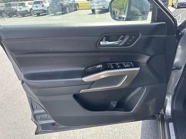 Used 2024 Nissan Pathfinder Platinum w/ Cargo Package AWD/4WD image 8