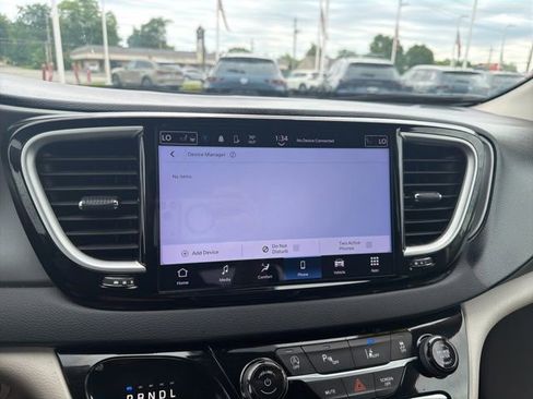 Used 2024 Chrysler Pacifica Touring-L FWD image 40