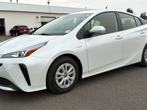 Used 2022 Toyota Prius LE FWD image 2