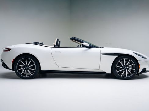 Used 2020 Aston Martin DB11 Volante image 3