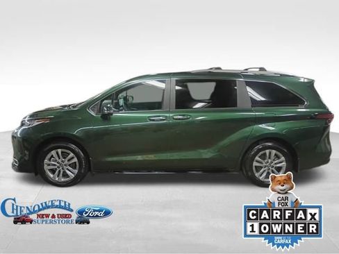 Used 2025 Toyota Sienna Limited image 2