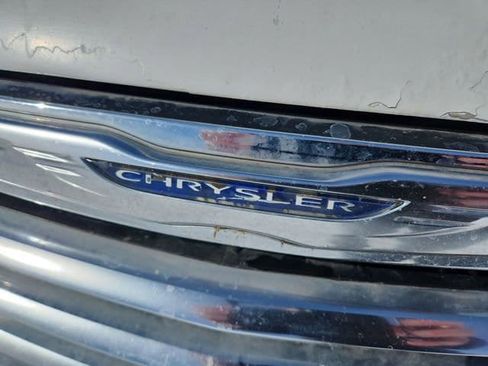 Used 2016 Chrysler Town & Country Touring image 28